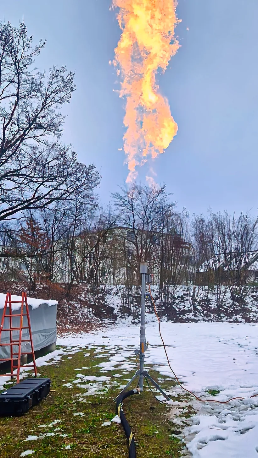 Gasfackel beim kontrollierten Abfackeln von Restgas