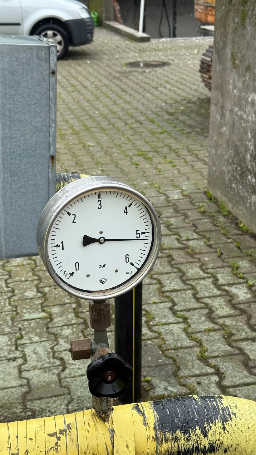 Mobile Gasfackel beim Entgasen einer Leitung
