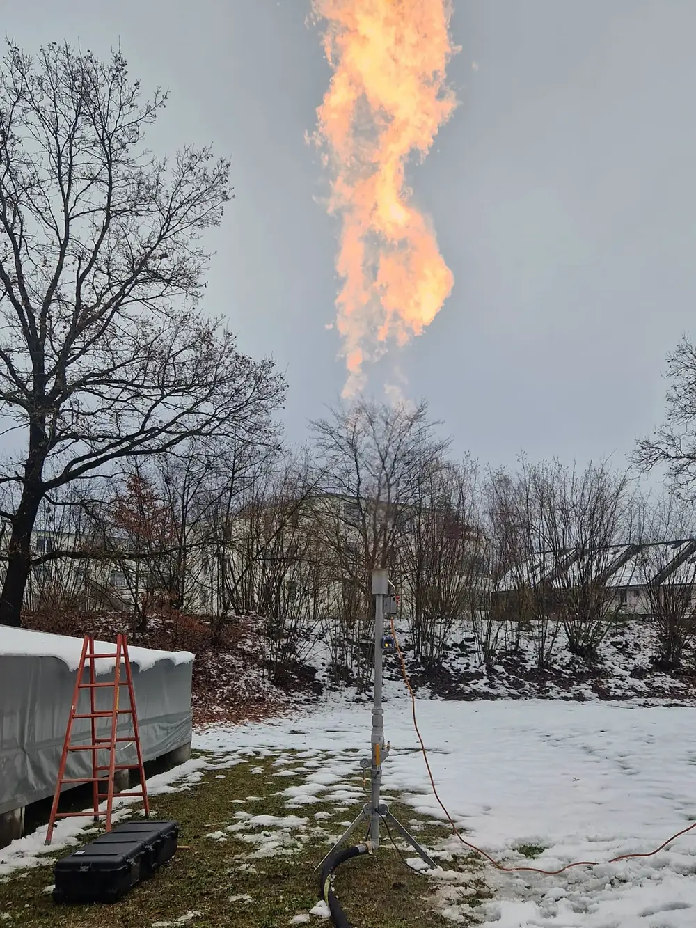 Wintereinsatz: Gasfackel im Schnee, daneben eine Leiter und der Transportkoffer.