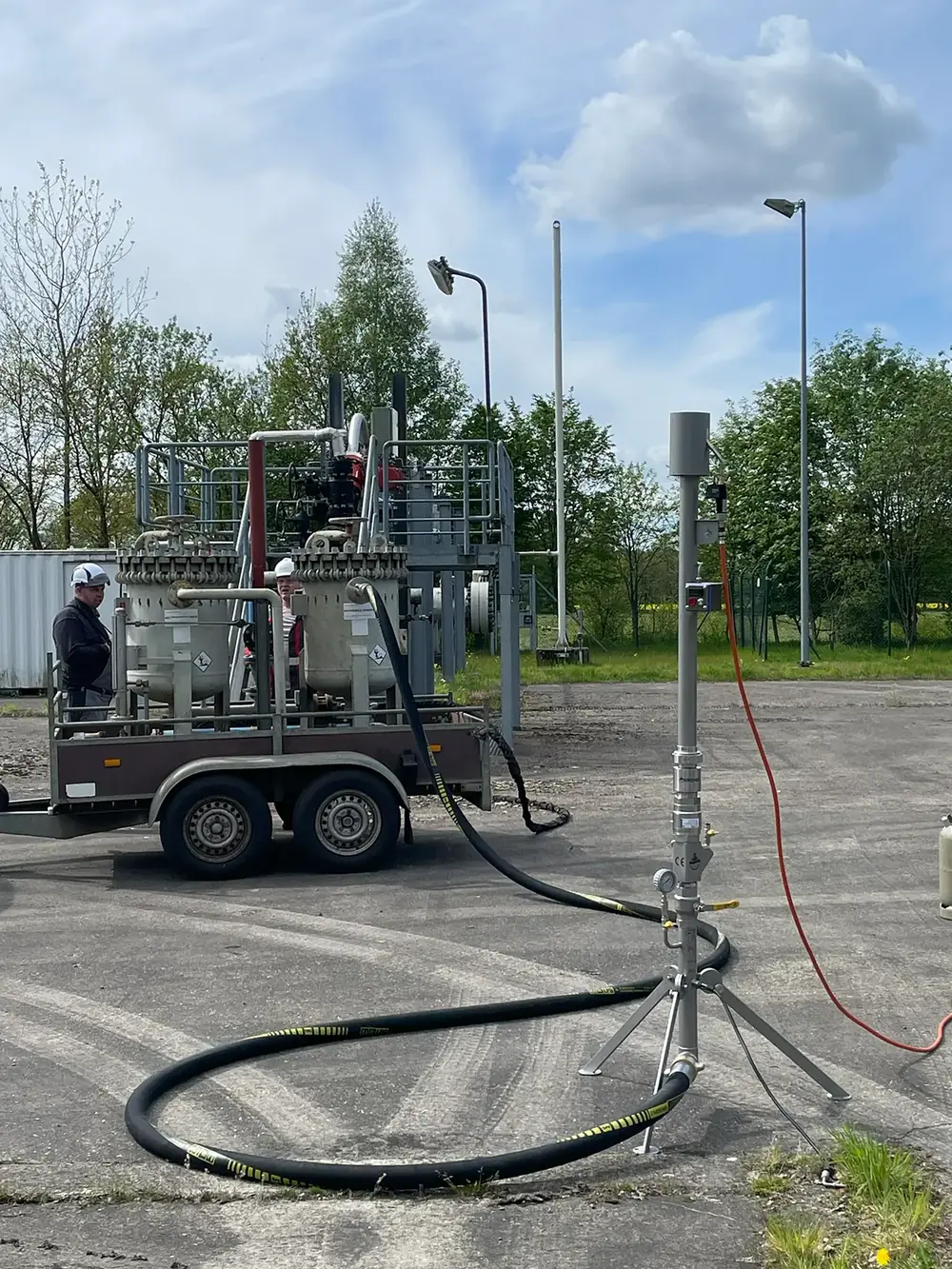Gasfackel auf einer Betonfläche, im Hintergrund ein Anhänger mit Anlagentechnik.