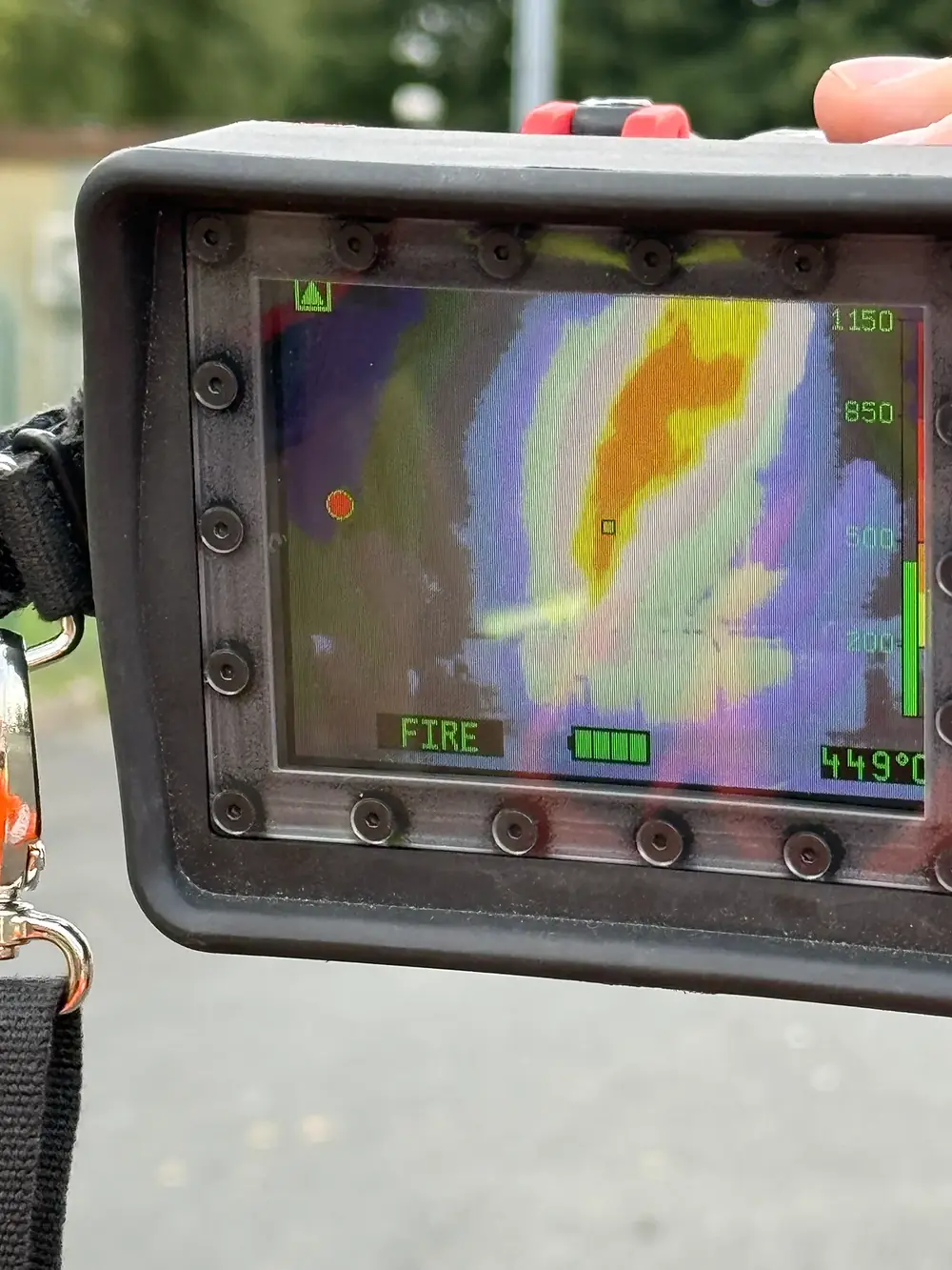 Wärmebildkamera vor der Flamme: Anzeige FIRE bei 449 °C.