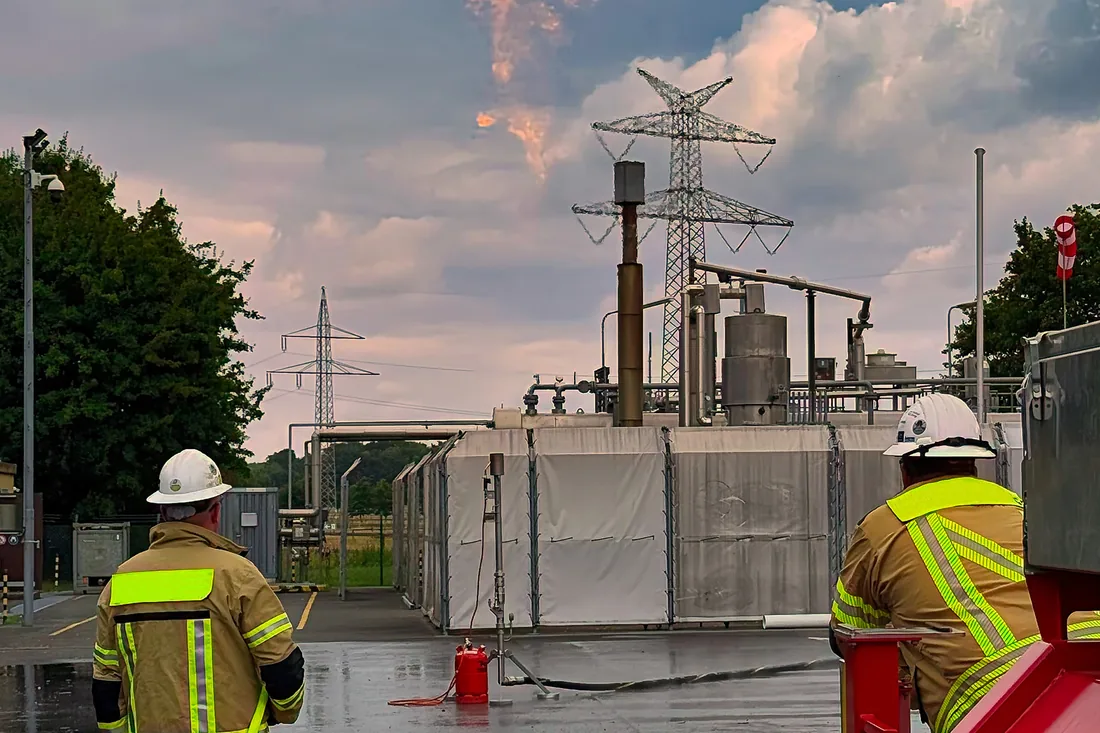 Gasfackel DN 50 beim Abfackeln im Pipelinebau