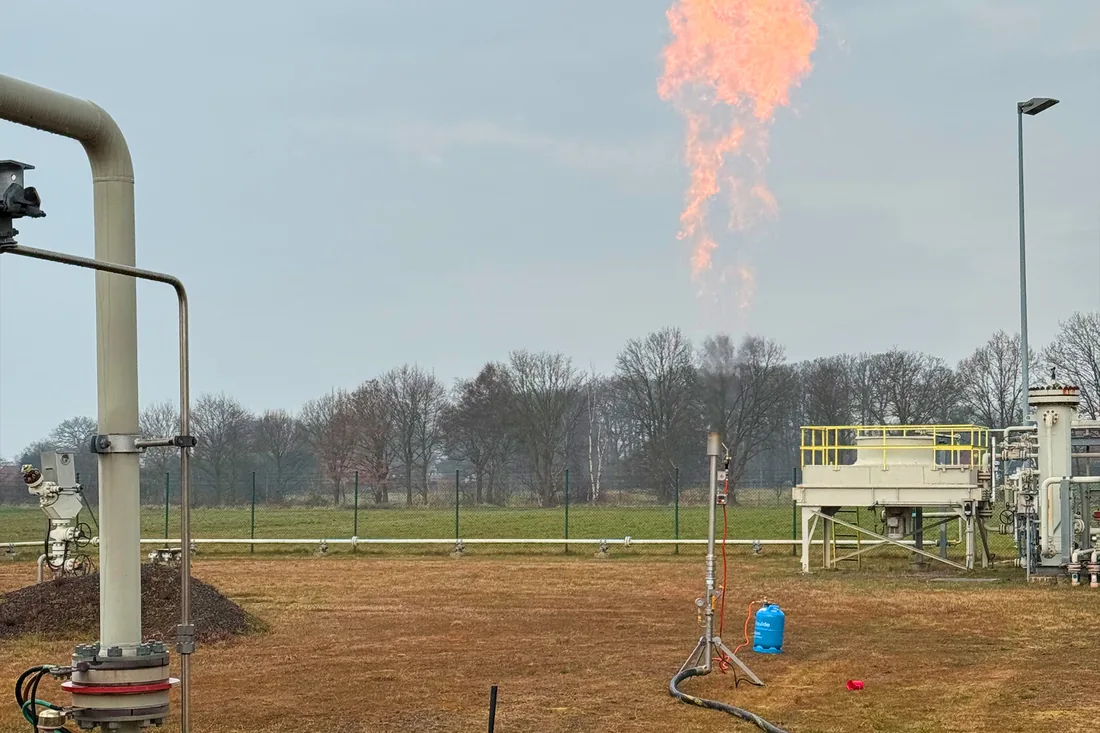 Mobile Gasfackel beim Abfackeln an einer Gasstation — AB Industrie Service